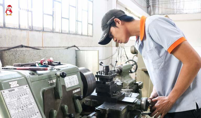 Kỹ sư cơ khí Nhật Bản được tiếp xúc với máy móc hiện đại