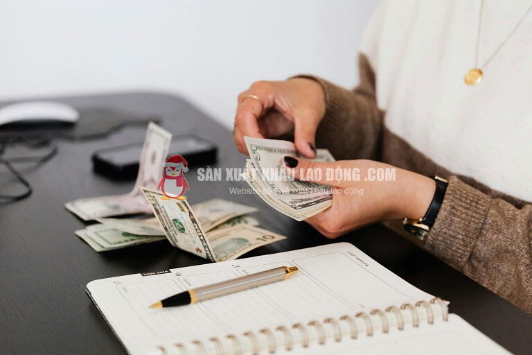 Mức phí đào tạo tiếng hoặc tay nghề quá cao cũng có thể là dấu hiệu của lừa đảo