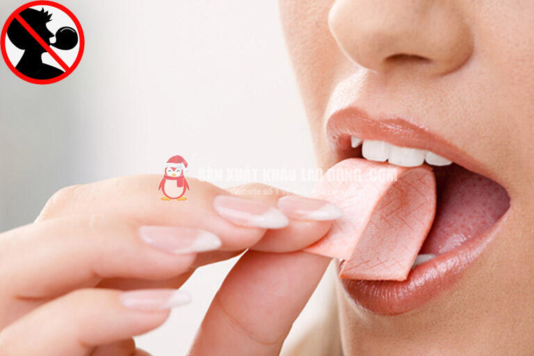 Nhai kẹo cao su có thể bị phạt đến 100,000 SGD