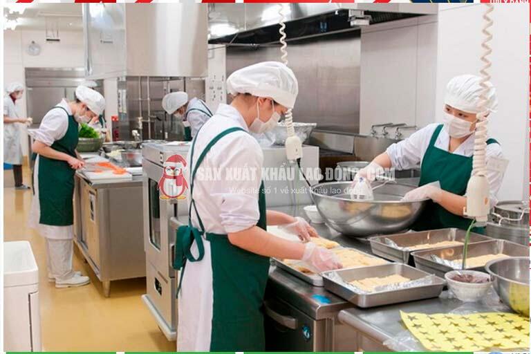 Nữ công nhân chế biến thực phẩm trong các nhà máy