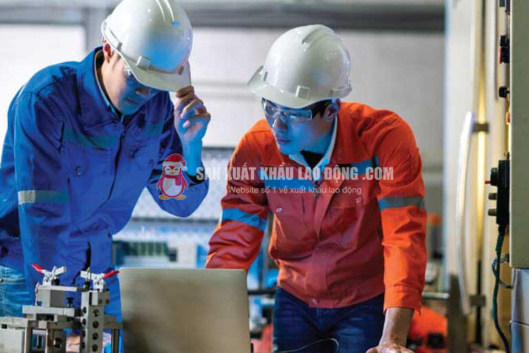 Kỹ sư đang làm việc trong nhà máy cơ khí