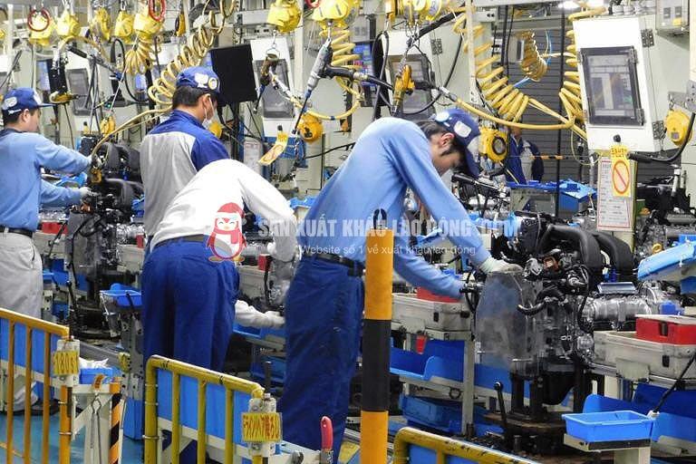 Công nhân lắp ráp linh kiện cơ khí trong nhà máy tại Nhật Bản