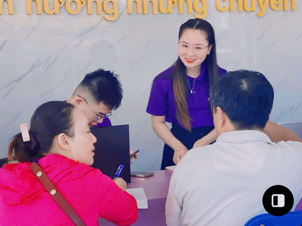 Nhân viên tư vấn khách làm làm hộ chiếu tại Long Khánh, Đồng Nai.