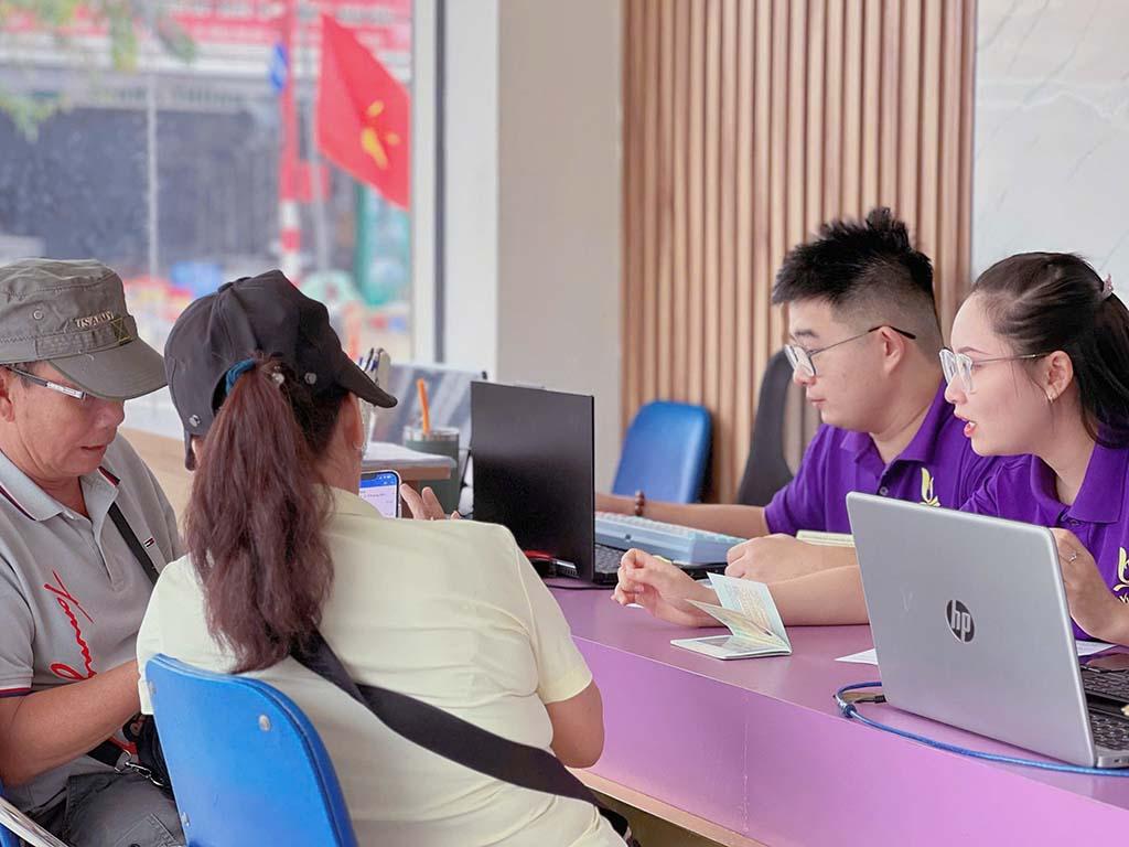 Khách hàng đăng ký làm lý lịch tư pháp ở Đồng Nai.