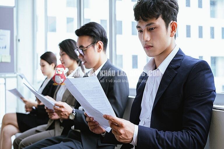 Người lao động phải đang l&agrave;m việc hợp ph&aacute;p tại Nhật Bản