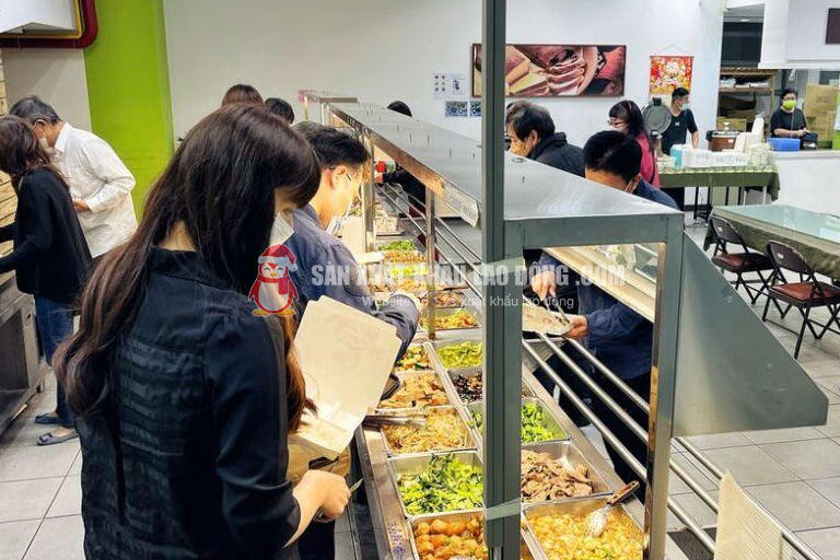 Một số doanh nghiệp hỗ trợ to&agrave;n bộ hoặc một phần chi ph&iacute; ăn ở cho lao động