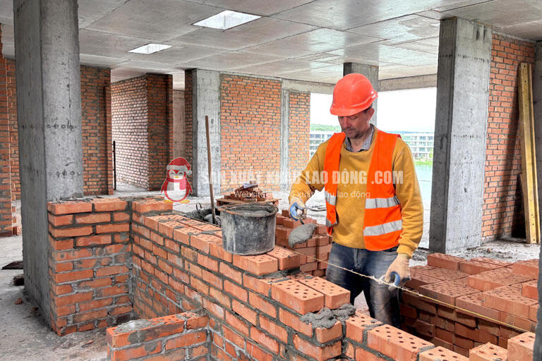 Thợ x&acirc;y tại c&ocirc;ng trường thực hiện c&ocirc;ng việc x&acirc;y tường v&agrave; ho&agrave;n thiện kết cấu c&ocirc;ng tr&igrave;nh.