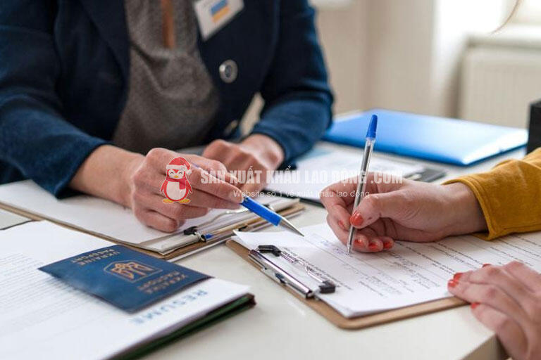 Bắt buộc phải c&oacute; hợp đồng lao động trong hồ sơ xin visa