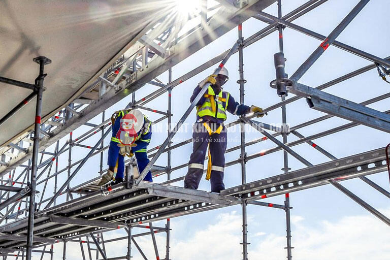 Một số c&ocirc;ng việc x&acirc;y dựng y&ecirc;u cầu người lao động l&agrave;m việc tr&ecirc;n gi&agrave;n gi&aacute;o v&agrave; ở độ cao.