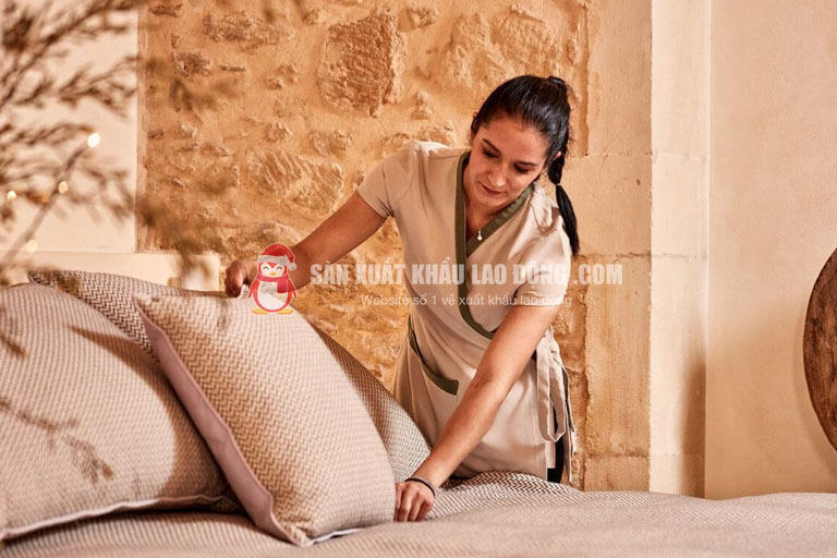 Nh&acirc;n vi&ecirc;n buồng ph&ograve;ng l&agrave; một trong những vị tr&iacute; c&ocirc;ng việc phổ biến trong ng&agrave;nh dịch vụ lưu tr&uacute;