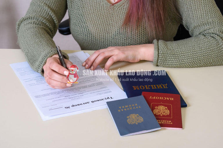 Kiểm tra mức lương, thời hạn hợp đồng, chi ph&iacute; ăn ở v&agrave; giấy tờ l&agrave;m việc trước khi đăng k&yacute; đơn h&agrave;ng.
